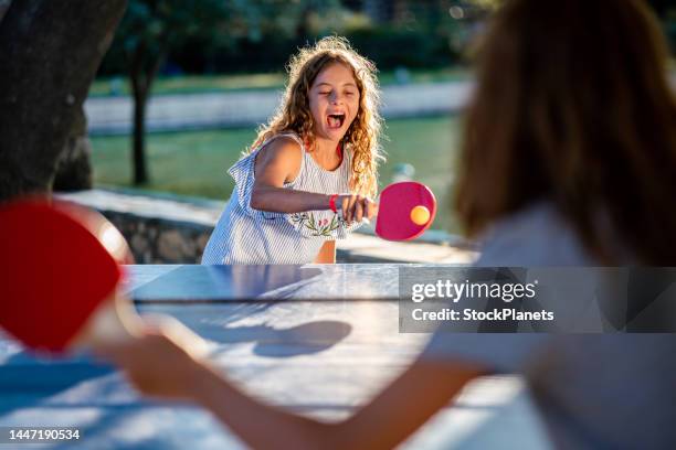 niñas jugando al ping-pong el día de verano - table tennis fotografías e imágenes de stock