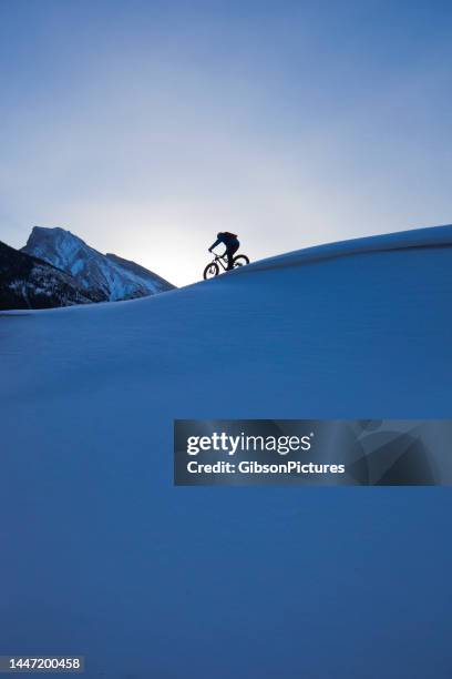冬の脂肪のバイクライド - winter cycling ストックフォトと画像
