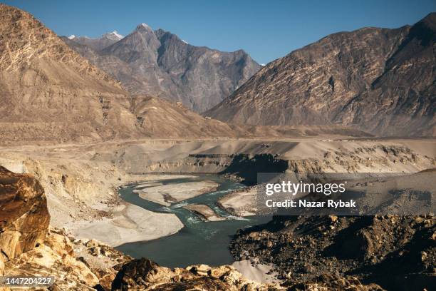 malerischer blick auf den indus im bergtal - indus river pakistan stock-fotos und bilder