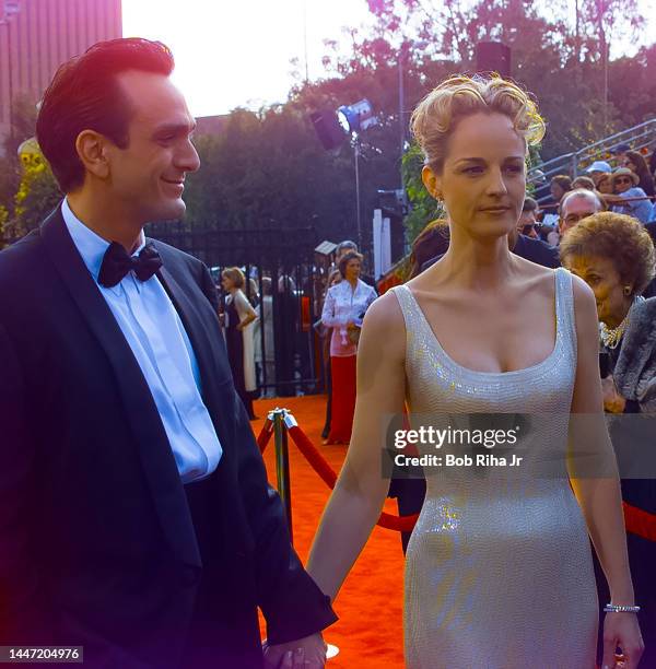 Hank Azaria and Helen Hunt arrive at the Academy Awards, March 24, 1997 in Los Angeles, California.