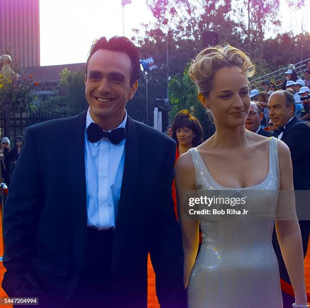 Hank Azaria and Helen Hunt arrive at the Academy Awards, March 24, 1997 in Los Angeles, California.