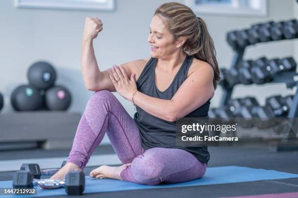 strong woman - lichaamsbouw stockfoto's en -beelden