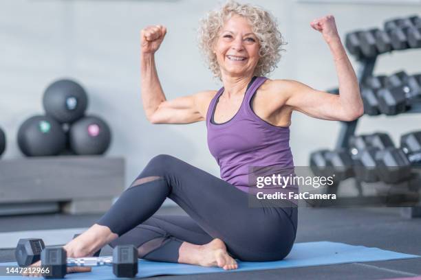 mujer fuerte - baby boomer fotografías e imágenes de stock