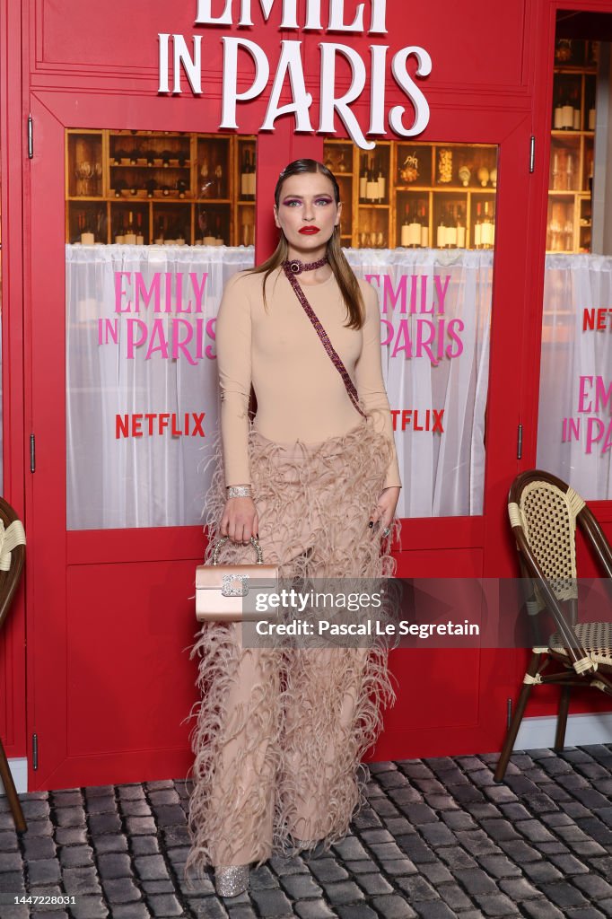https://media.gettyimages.com/id/1447228031/photo/emily-in-paris-by-netflix-season-3-world-premiere-inside-photocall-at-theatre-des-champs.jpg?s=1024x1024&w=gi&k=20&c=wF9h8OX2l31MLEgYBGkCeT3BpEyvuU13wdY4p-JyVRk=