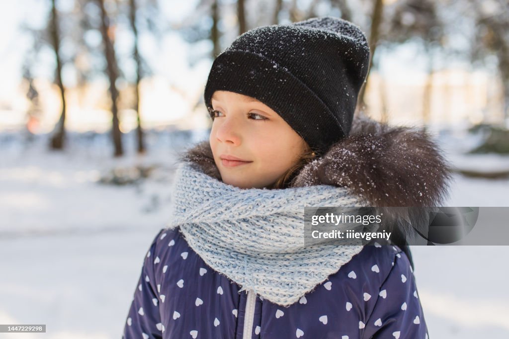 Mädchen in Jackett und Hut spielen im Winterwald. Kind. Glückliche Kindheit. Winterurlaub. Tiefschnee. Mädchen. Warme Kleidung