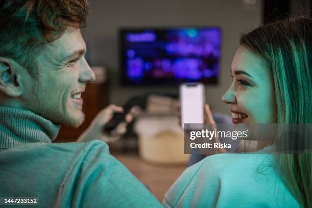 combining tv and digital - smart tv imagens e fotografias de stock