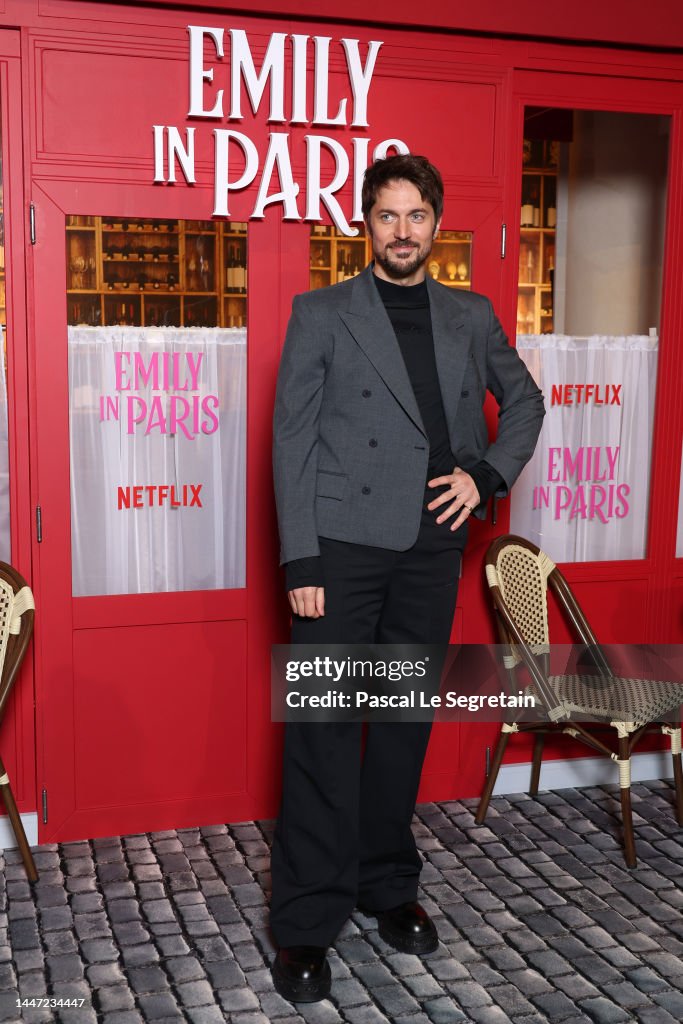 https://media.gettyimages.com/id/1447234447/photo/emily-in-paris-by-netflix-season-3-world-premiere-inside-photocall-at-theatre-des-champs.jpg?s=1024x1024&w=gi&k=20&c=itYCmMixYLjGH3DEnixNy1Vba90tRLGimuQRxahMj2M=