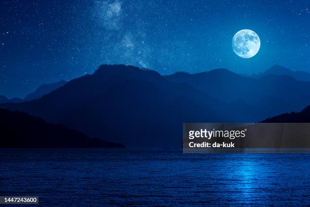 luna naciente sobre montañas contra noche estrellada - medias lunas fotografías e imágenes de stock