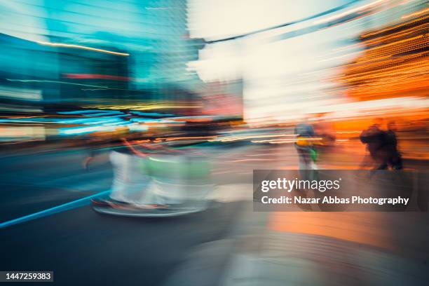 blurred rush city street. - esposizione lunga foto e immagini stock