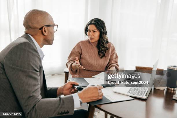 steuerberater mit mandant - versicherungsagent stock-fotos und bilder