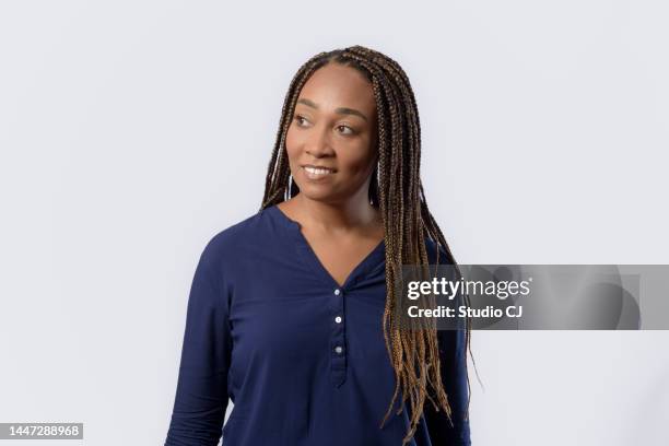 retrato da mulher nova com cabelo afro trançado no estúdio de fotografia com fundo cinzento - sideways glance - fotografias e filmes do acervo