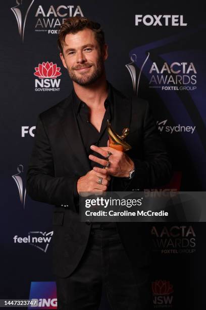 Chris Hemsworth poses in the media room with the AACTA Trailblazer Award during the 2022 AACTA Awards Presented By Foxtel Group at the Hordern on...