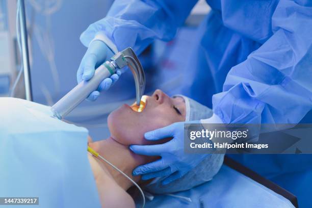 close-up of intubating patient , preparations for operation. - intubation fotografías e imágenes de stock