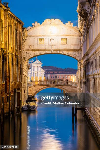 bridge of sighs illuminated at night, venice, italy - castello stockfoto's en -beelden