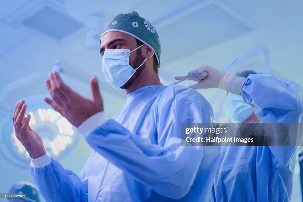 Stackhow Surgeon Closeup Of Surgeon Preparing For Operation High-Res Stock Photo - Getty ...