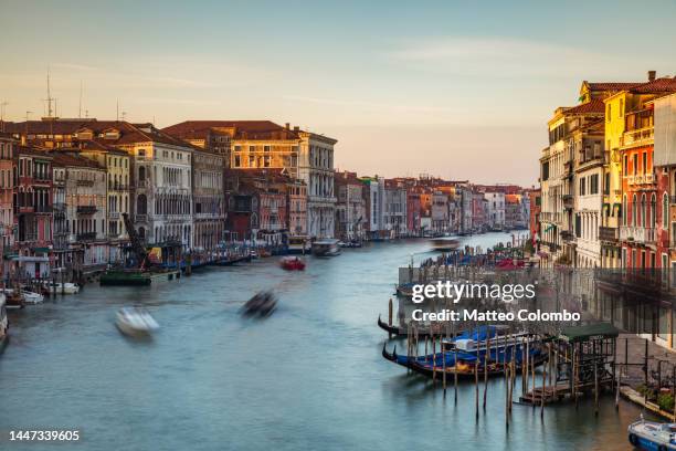 sunset on the grand canal, venice, italy - canal grande stockfoto's en -beelden