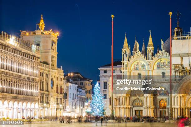 st marks cathedral and christmas tree, venice - basilica di san marco stock-fotos und bilder