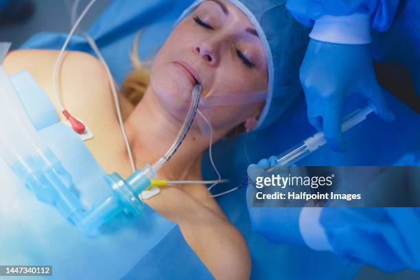 portrait of mature patient during operation. - intubation fotografías e imágenes de stock