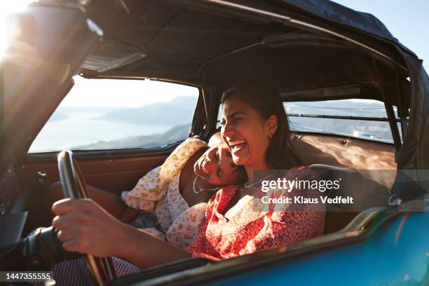 young woman in car with female friend - 2022 a funny thing foto e immagini stock