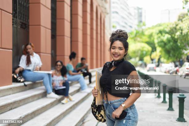 女子大学生の屋外ポートレート - belém brazil ストックフォトと画像