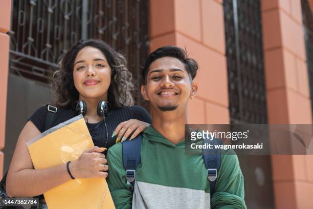 outdoors portrait of a couple of university students - para state 個照片及圖片檔