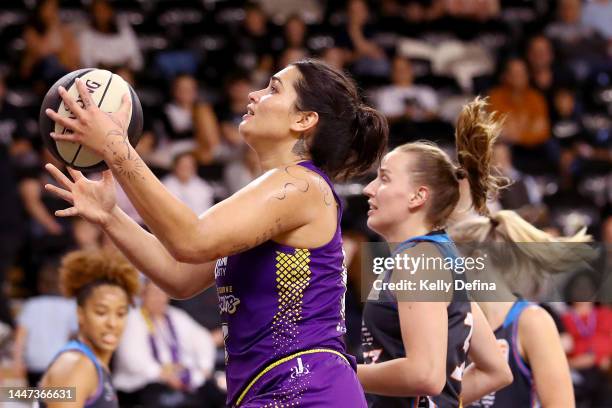 Penina Davidson of the Boomers drives to the basket during the round five WNBL match between Melbourne Boomers and Townsville Fire at State...