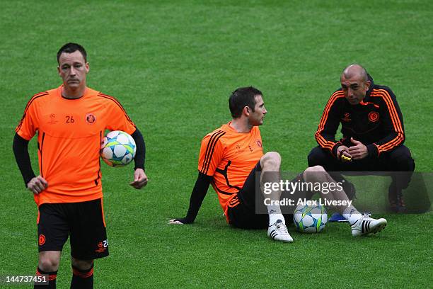 Frank Lampard of Chelsea chats with interim Manager Roberto Di Matteo during the Chelsea training session, ahead of the UEFA Champions League Final...