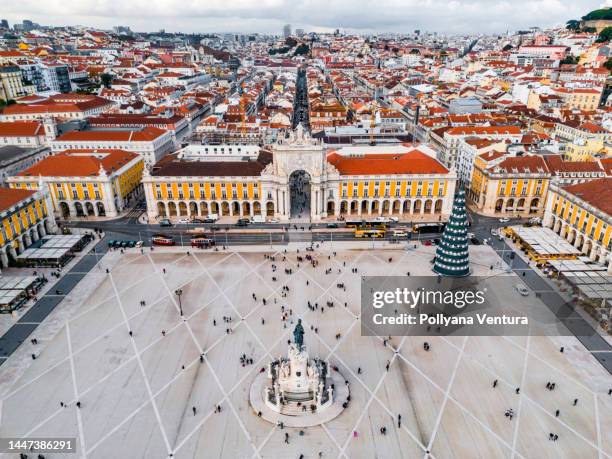 luftaufnahme der weihnachtsdekoration in lissabon - comercio stock-fotos und bilder