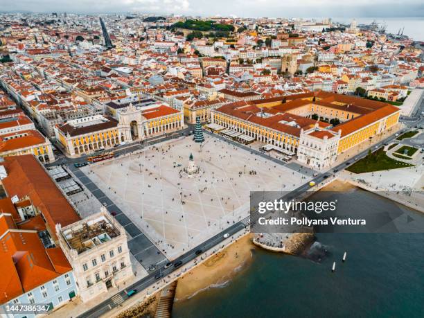 vista aérea de las decoraciones navideñas en lisboa - lisbon fotografías e imágenes de stock