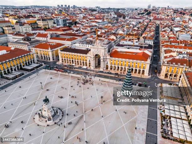 vista aérea de las decoraciones navideñas en lisboa - praça do comércio fotografías e imágenes de stock