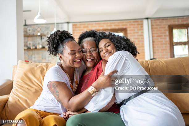 portrait of mother with her daughters at christmas - espírito natalino imagens e fotografias de stock