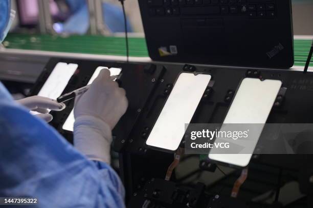 China Smartphone Factory Photos and Premium High Res Pictures - Getty ...