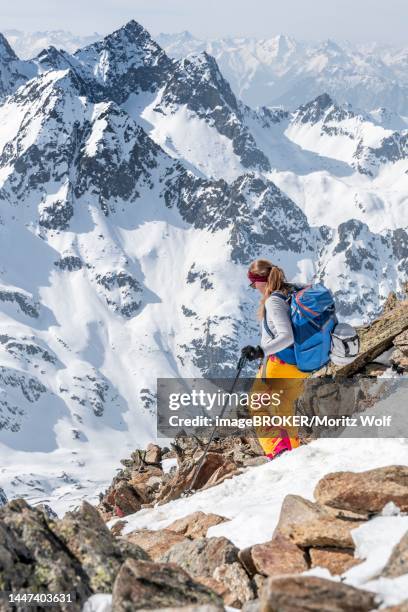 mountaineer at the summit of the sulzkogel, mountains in winter, sellraintal, kuehtai, tyrol, austria - estado del tirol fotografías e imágenes de stock