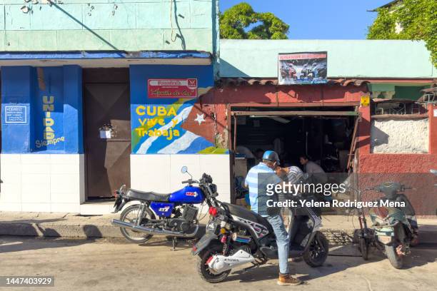 diesel repair shop - santa clara cuba stock pictures, royalty-free photos & images
