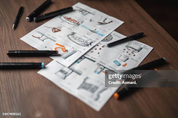 guión gráfico y lápices de colores sobre la mesa - storyboard fotografías e imágenes de stock