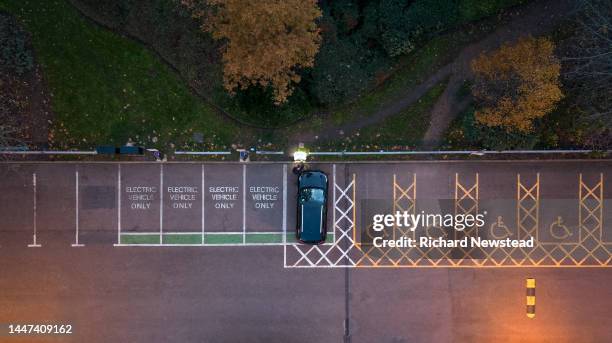 electric car charging - stromtankstelle stock-fotos und bilder