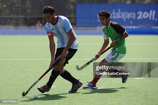 Lucas Rey jugador de Argentina va por Miguel León de México durante un partido de Hockey Varonil en los XVI Juegos Panamericanos 2011 en el Estadio...