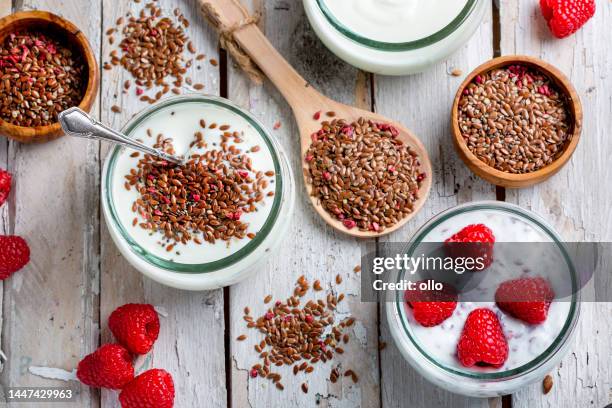 mezcla de semillas, frambuesas y yogur - semilla-de-lino fotografías e imágenes de stock