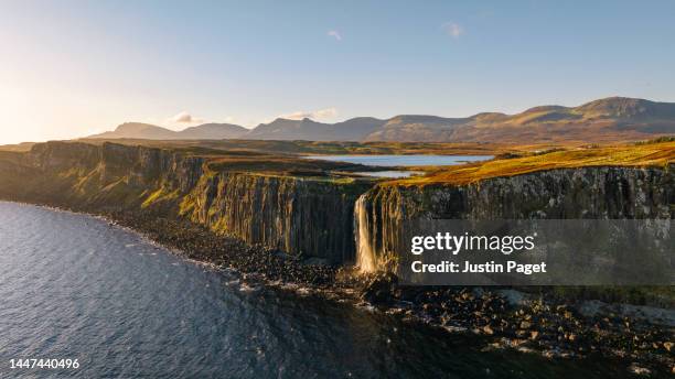 drone view of mealt falls at kilt rock on the isle of skye - britische kultur stock-fotos und bilder