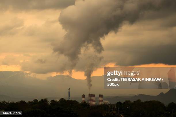 time lapse of a coal power plant and steam pouring out of stacks at sunset,thailand - time out silhouettes stockfoto's en -beelden