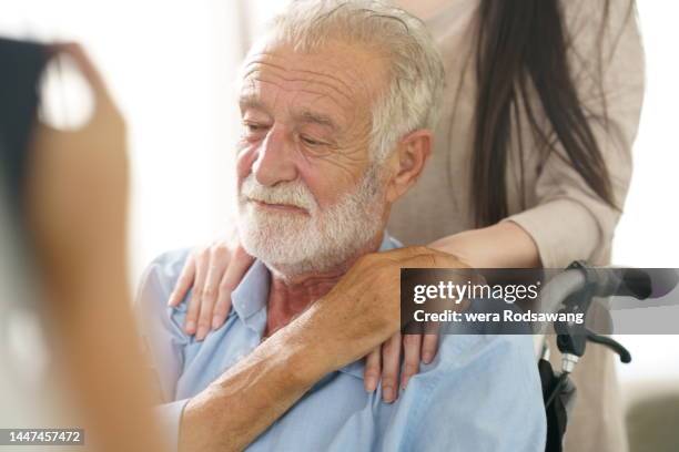 caring and encouragement elderly patients - demência imagens e fotografias de stock