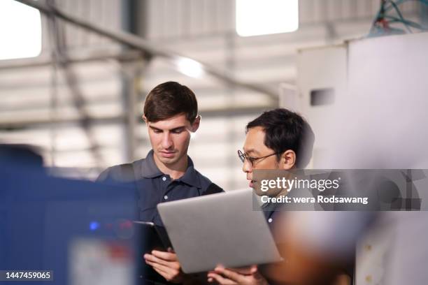 it support technicians inspecting machine - technician stock pictures, royalty-free photos & images