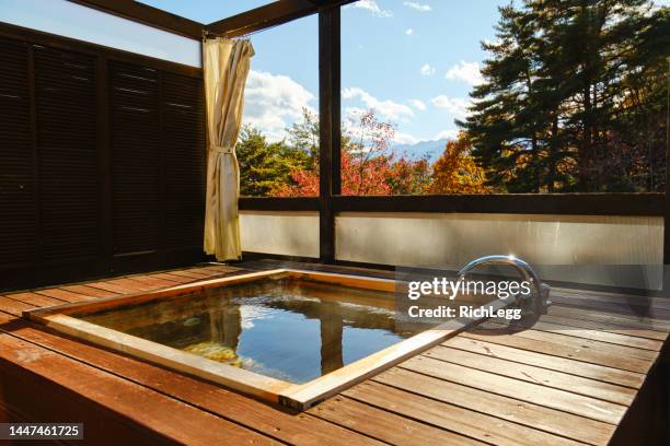 vasca da bagno giapponese all'aperto - ryokan foto e immagini stock