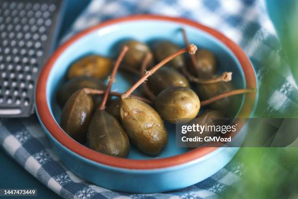 schüssel mit kapern - kaper stock-fotos und bilder