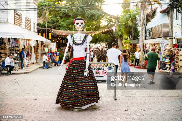 day of the dead sugar skull statue in playa del carmen mexico - playa del carmen stock pictures, royalty-free photos & images