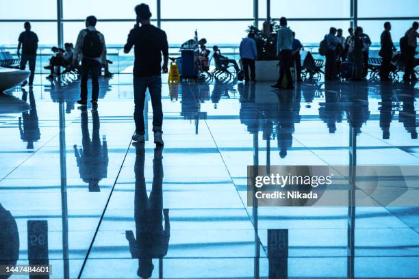 people in airport corridor - sleep walking stockfoto's en -beelden