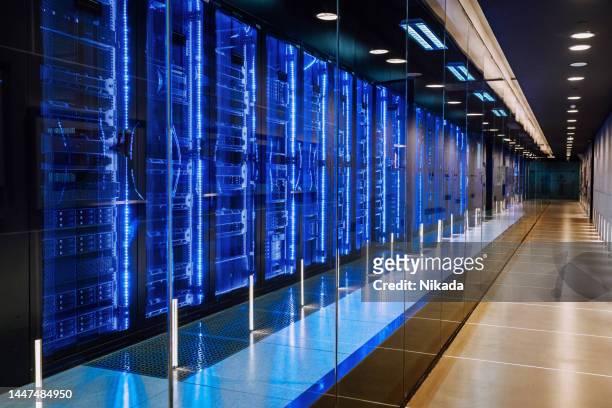 computer network server room - online database stockfoto's en -beelden