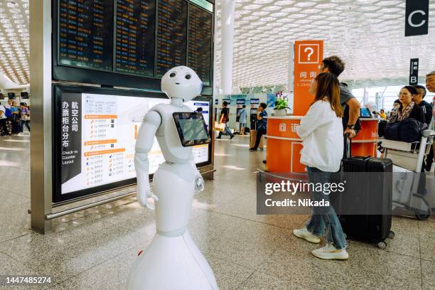 robô no aeroporto internacional de shenzhen bao'an, china - shenzhen baoan airport - fotografias e filmes do acervo
