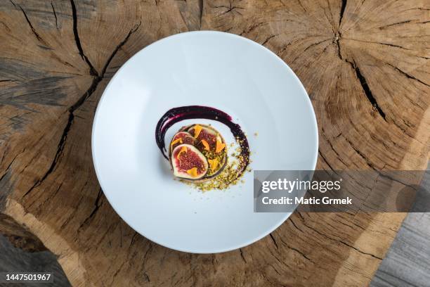 fig with white chocolate ganache. - kruimeltaart nagerecht stockfoto's en -beelden