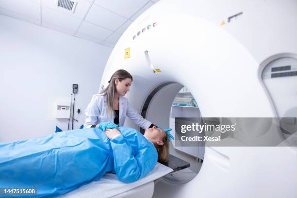 paziente oncologico e trattamento moderno - tumore metastatico foto e immagini stock